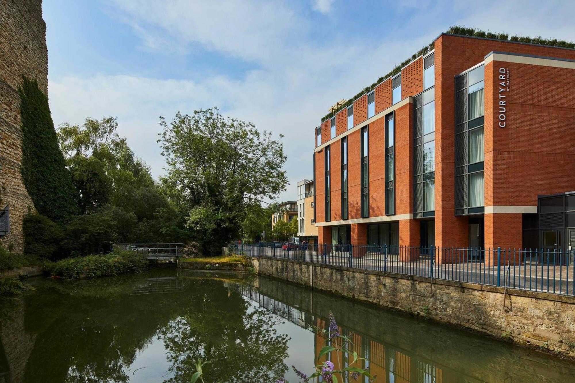 Courtyard By Marriott Oxford City Centre Exterior photo